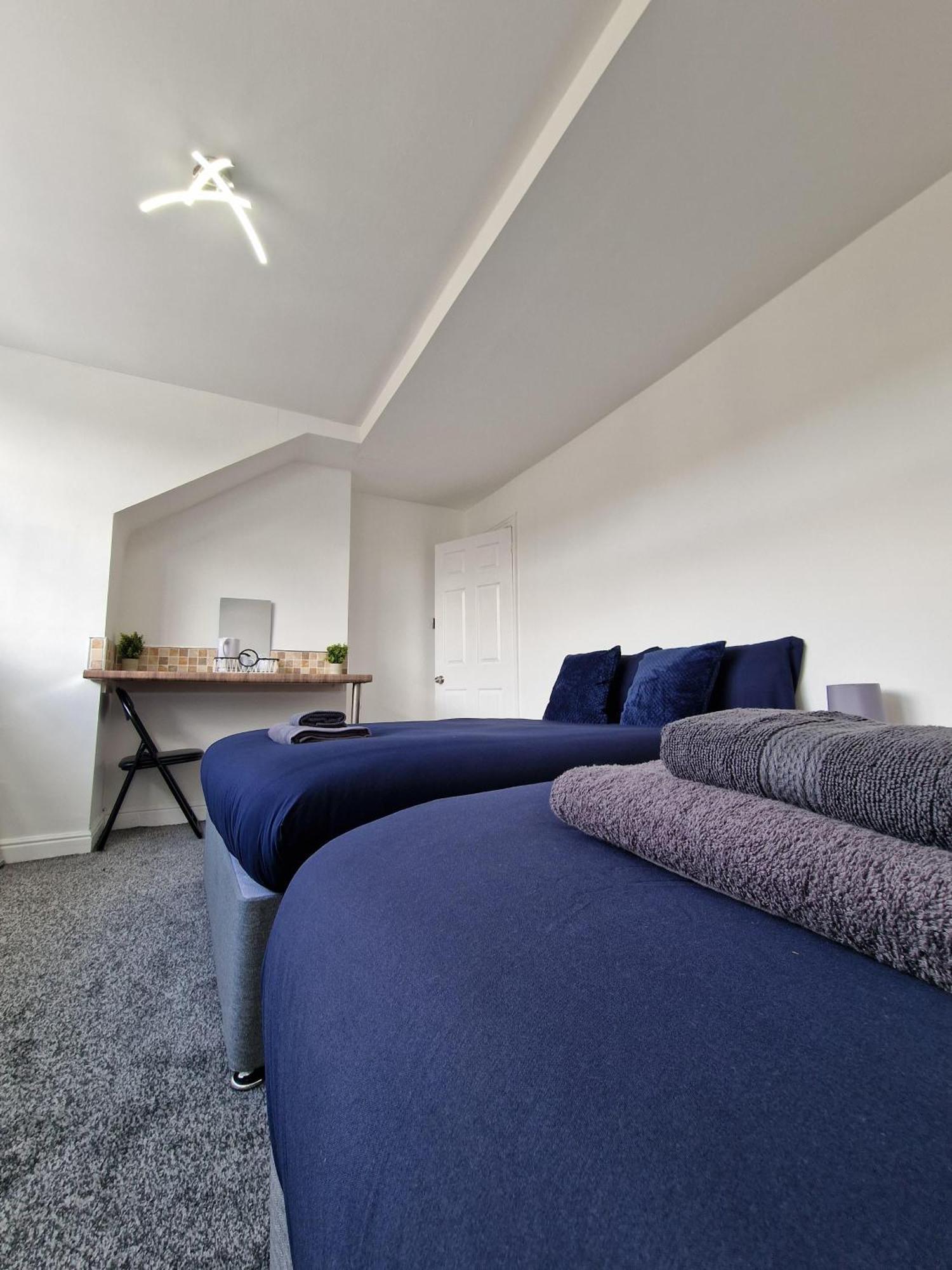 Stylish 4 Double Bedroom House In Bradford, Views Of Hillside And Parking Shipley  Exterior foto